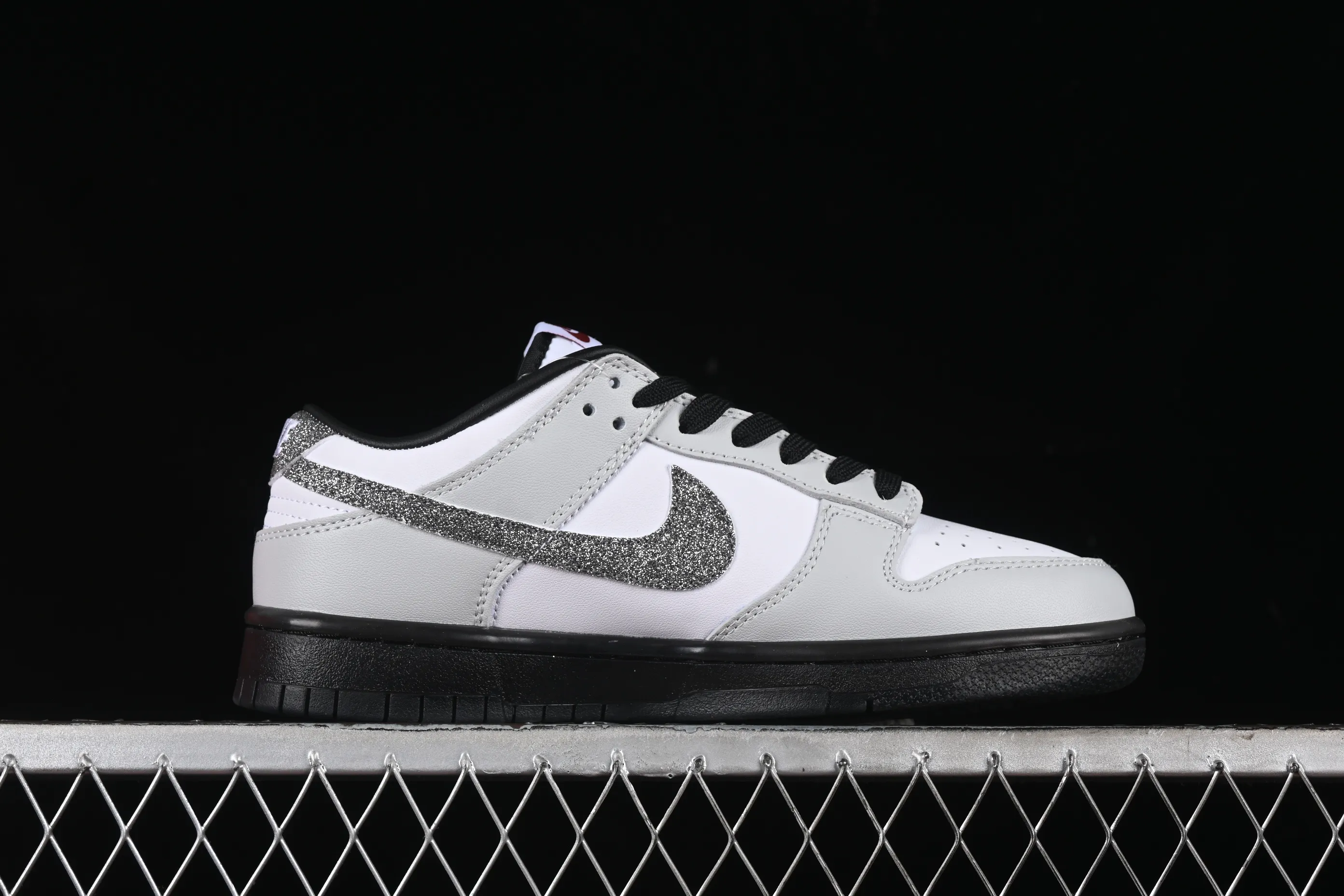 All categories Nk SB Dunk series Nk SB Dunk Low low-top sneakers Nk Dunk Low "Glitter Swoosh" light silver SB low-top casual sneakers HQ3462-191